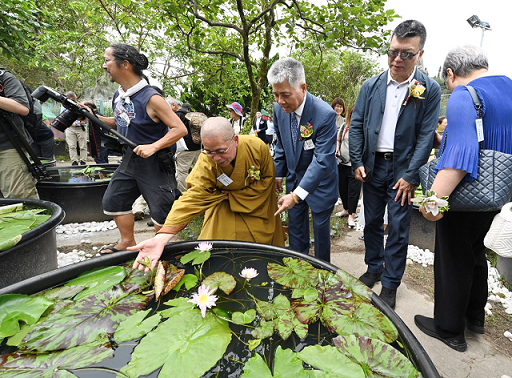 凈因大和尚向嘉賓介紹池杉湖送的并蒂蓮