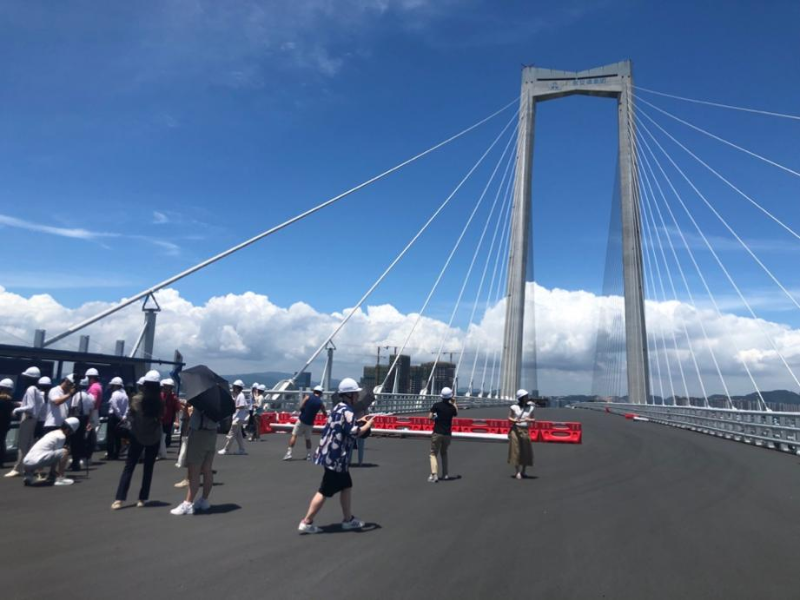 采風團在深中通道中山大橋采風點