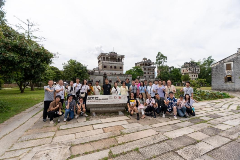 采風團在世界文化遺產開平碉樓與村落留影