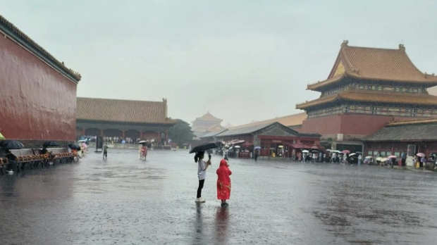 北京下起大雨，故宮晚上宣布閉院。