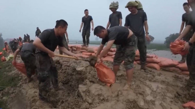 陸軍第82集團軍某旅官兵火速前往涿州。