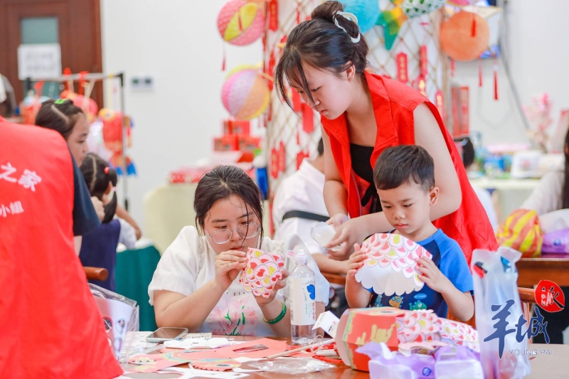 一位媽媽和孩子正在學(xué)習(xí)制作簡(jiǎn)易魚燈