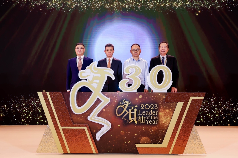 “香港杰出領袖選舉”迎來30周年，星島新聞集團特別設立灣區會場，星島新聞集團主席郭英成先生（左二）、星島新聞集團內地代表賈紅平先生（左一）、鄺景廉先生（右一）及世界500強企業建龍鋼鐵集團董事長張偉祥先生（右二）作為主禮嘉賓，為頒獎禮啟動亮燈。