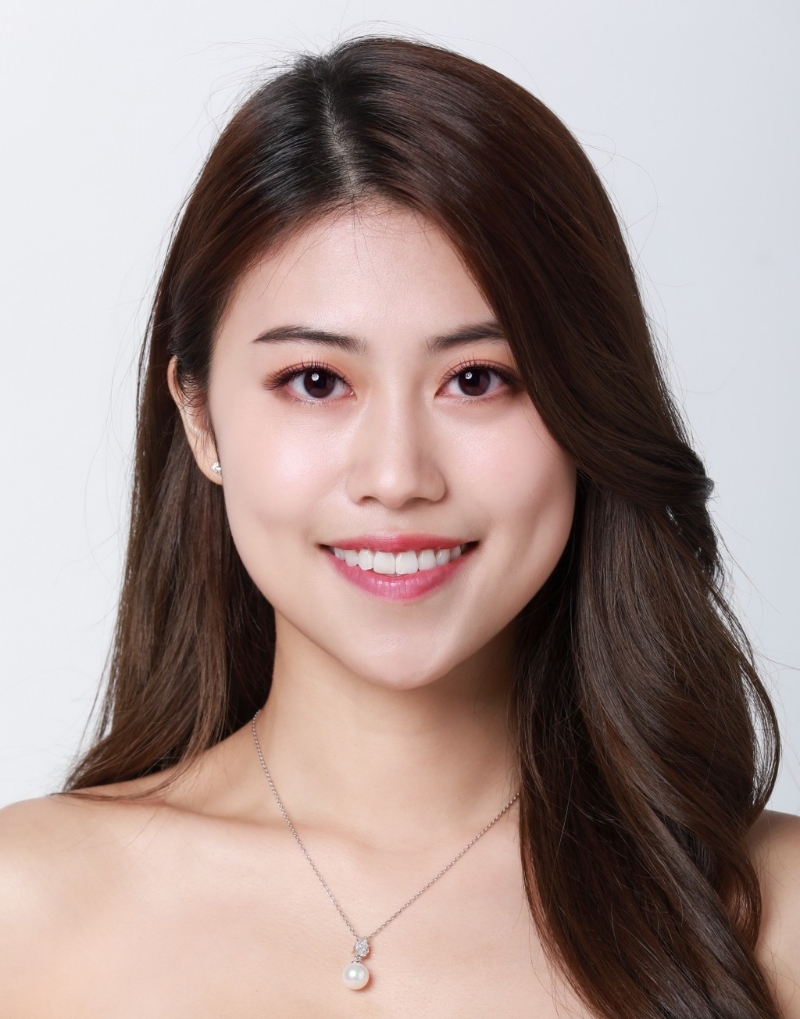 鐘翠詩（Tracy）現(xiàn)年24歲，身高159cm，剛大學(xué)畢業(yè)。