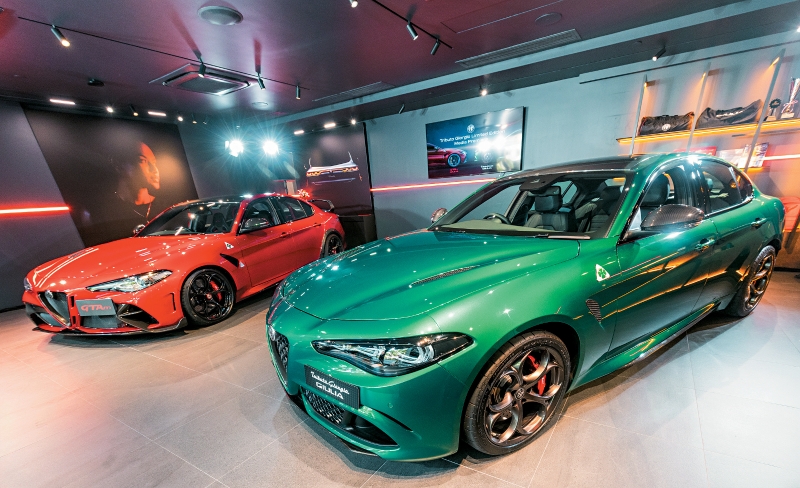 全新Giulia Quadrifoglio Tributo Giorgio（右）及GTAm版現(xiàn)于愛(ài)快灣仔專店公開(kāi)首展。